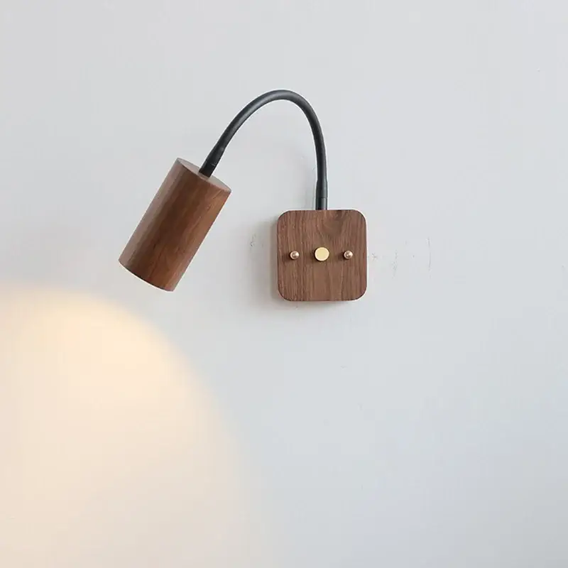 Rotating walnut wood wall lamp for indoor decoration Offre Exclusive