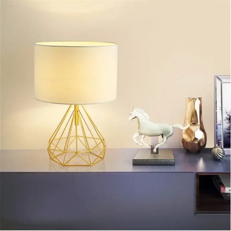 Dernière Chance Nordic retro geometric table lamp for creative decor