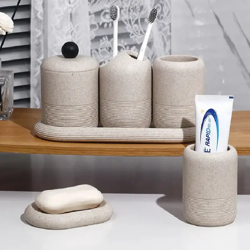 Modern bathroom accessory set made of sand and gravel Populaire
