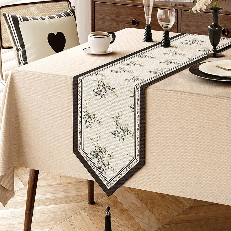 Linen table runner with vintage floral pattern Offre Exclusive