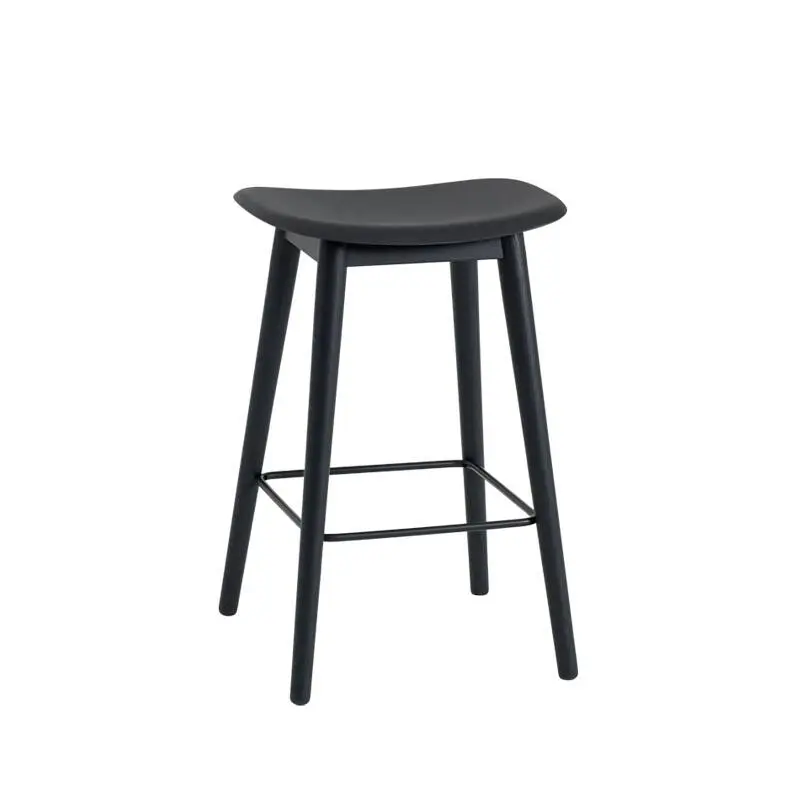 Tabouret haut FIBER BAR STOOL pieds bois H65 NoirMUUTO Offre Exclusive