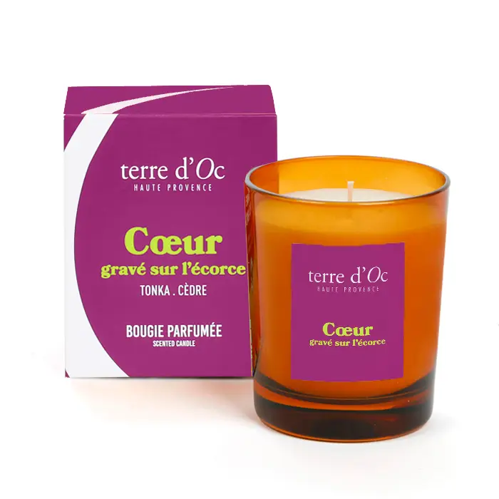 Cœur gravé sur l'écorce bougie parfumée cèdre tonka 180 g terre d'Oc Prix Promo